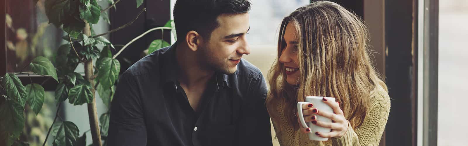 Erstes Date: Mann und Frau mit Kaffee in der Hand