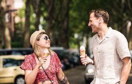 Junges Paar beim Eis essen; Blonde Frau in rotem Shirt