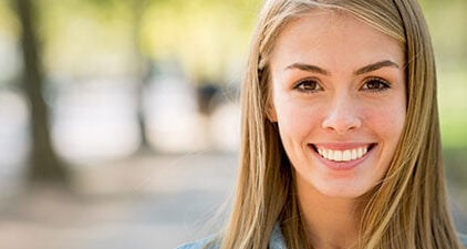 Profilfoto: Frau lächelt in Kamera