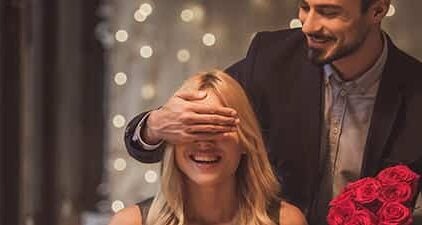 Romantische Ideen: Mann schenkt Frau rote Rosen