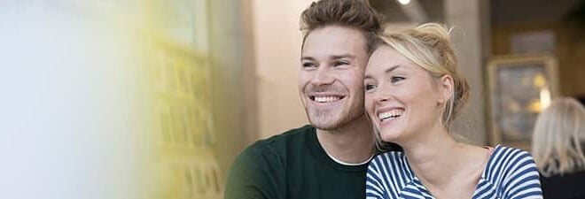 Frau hat ihren Traumpartner gefunden, der gemeinsam mit ihr in die Zukunft schaut