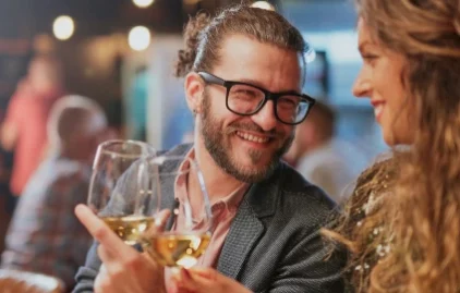 Kennenlernphase: Mann und Frau schauen sich beim Kaffee verliebt in die Augen