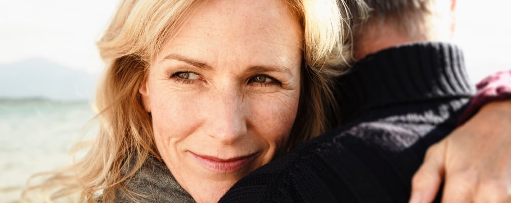 Eine Frau umarmt einen Mann.