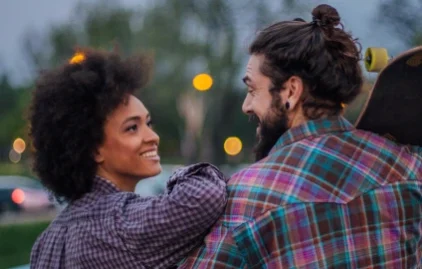 Ein Mann und eine Frau treffen sich zu ihrem ersten Date und starten ihre Verabredung mit einem Spaziergang