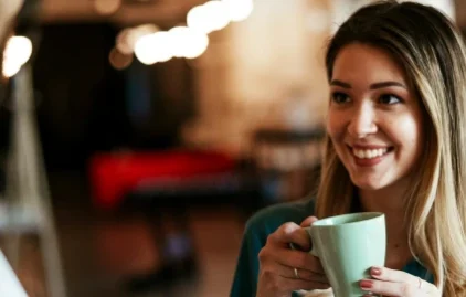 Ein Mann spricht eine Frau in einem Cafe an