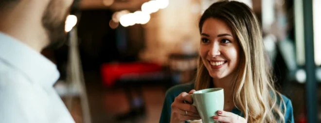 Ein Mann spricht eine Frau in einem Cafe an