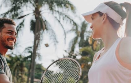 Mann und Frau beim Hobby Tennis spielen
