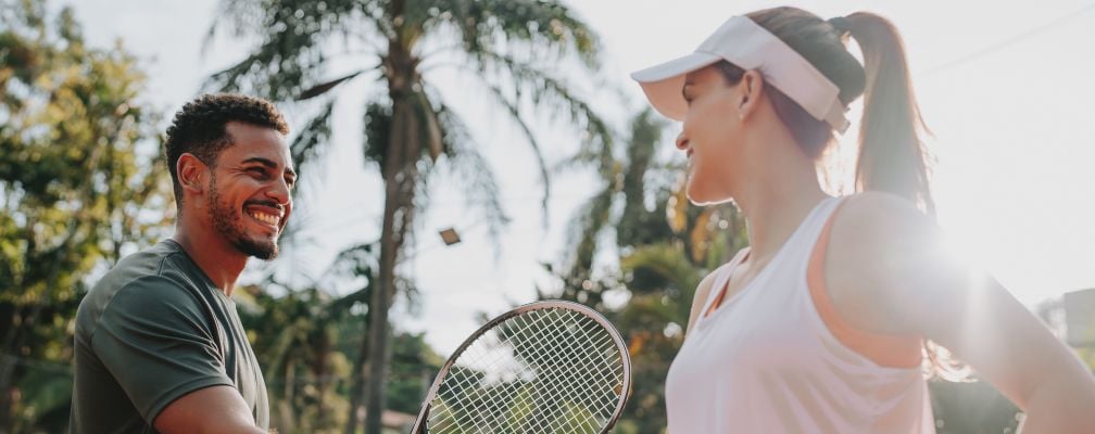 Mann und Frau beim Hobby Tennis spielen