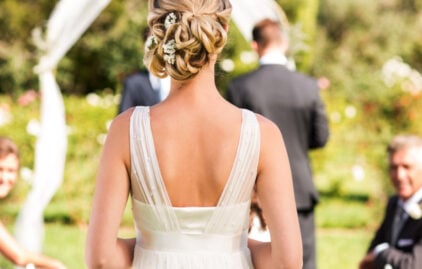 Frau in Hochzeitskleid und ist von hinten zu sehen