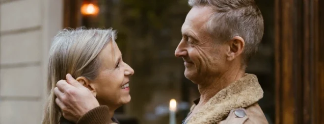 Eine Frau deutet die Körpersprache bei einem Date vor einem Cafe