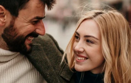 Ein Frau und ein Mann die sich verliebt in die Augen schauen genießen ihr Dating Phase ab 40