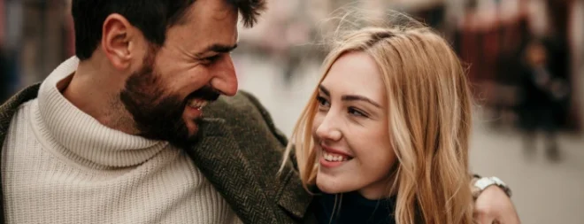 Ein Frau und ein Mann die sich verliebt in die Augen schauen genießen ihr Dating Phase ab 40