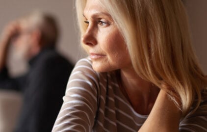 Ein Paar welches zwar gemeinsam auf einem Sofa sitz aber sich aber offensichtlich bereits voneinander entfernt hat